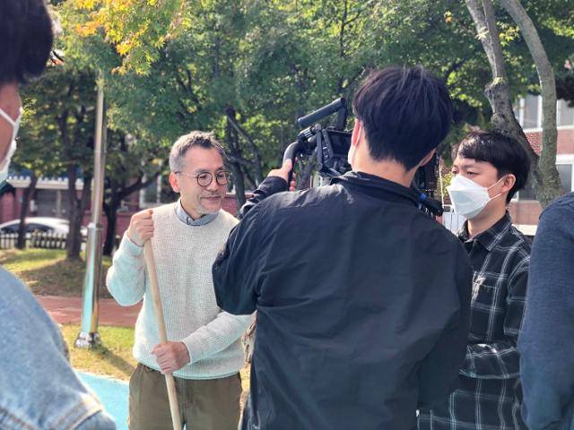 지난해 7월 충북 충주에서 촬연한 '사랑의 열매' 공익광고에 유효종씨가 출연한 모습. 유씨 제공