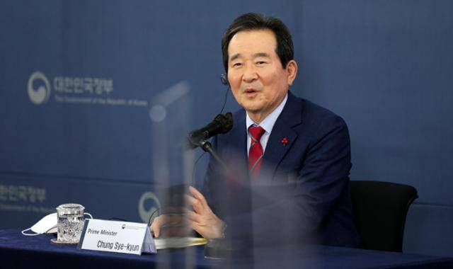 정세균 국무총리가 27일 서울 중구 프레스센터에서 외신기자들과 정책 토론회를 하고 있다. 뉴시스