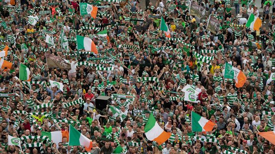 셀틱 서포터스들의 모습. 서포터스들이 흔드는 아일랜드 국기가 곳곳에 보인다. 사진=셀틱 FC 홈페이지
