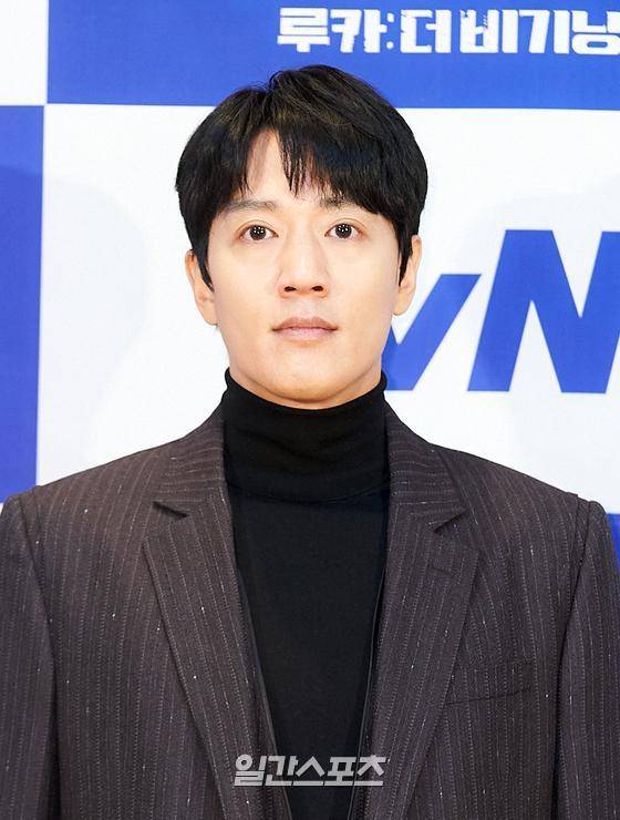 배우 김래원이 27일 오후 온라인 생중계로 진행된 tvN 새 월화극 '루카: 더 비기닝' 제작발표회에 참석해 포즈를 취하고 있다. ‘루카 : 더 비기닝’(연출 김홍선)은 특별한 능력 때문에 쫓기게 된 지오(김래원)가 유일하게 그를 기억하는 강력반 형사 구름(이다희)과 함께 거대한 음모에 맞서는 스펙터클 추격 액션극으로 김래원, 이다희, 김성오, 김상호, 박혁권 등이 열연한다. 2월 1일 첫 방송. 〈사진=tvN 제공〉 김진경 기자 kim.jinkyung@jtbc.co.kr/2021.01.27/