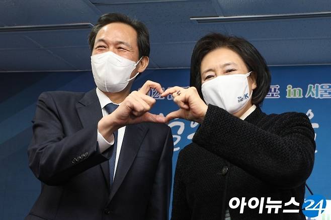 서울시장 보궐선거에 출마한 우상호 의원, 박영선 전 장관이 27일 서울 여의도 더불어민주당 서울시당에서 열린 '민주당 정책 엑스포 in 서울'에서 기념촬영을 하고 있다.