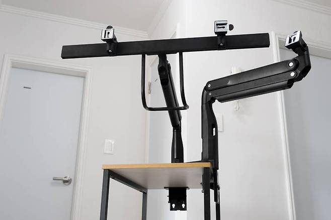 35형 모니터 두 대를 거치할 수 있는 루나랩 헤비 모니터암 듀얼(좌)와 42형 18Kg을 거치할 수 있는 헤비 모니터암 싱글(우). 출처=IT동아