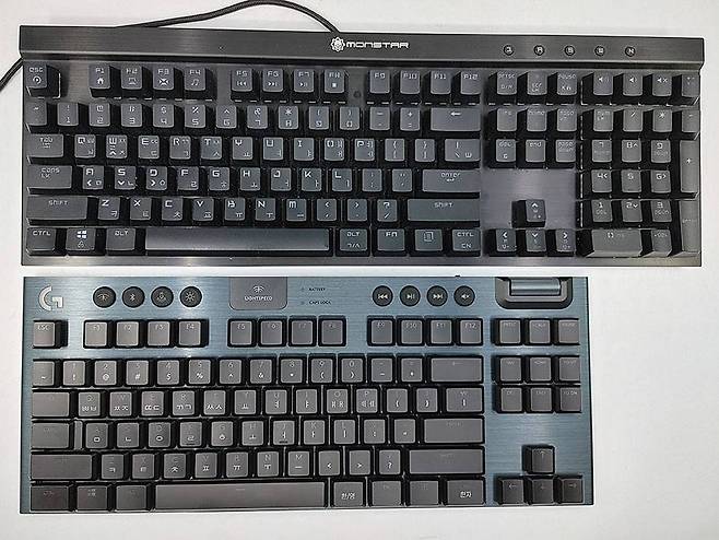 일반 유선 키보드와 무선 G913의 크기 비교