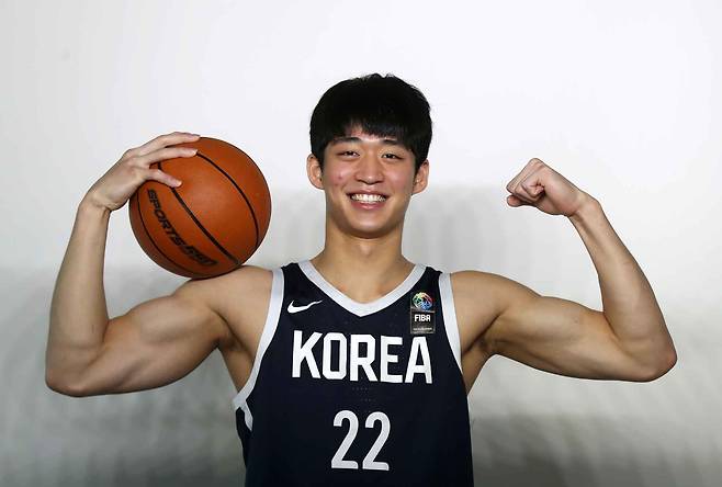 고등학생으로 농구 국가대표에 뽑힌 포워드 여준석. 그의 별명은 ‘괴물’이다. 김상선 기자