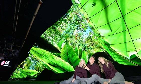 플렉서블 사이니지 200여 장을 이어 붙여 만든 '새로운 물결(New Wave)'이라는 이름의 조형물. [사진 LG전자]