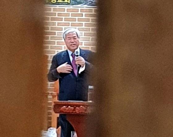 지난 19일 전주 한 교회에서 전광훈 사랑제일교회 목사가 마스크를 쓰지 않은 채 설교하고 있다. 연합뉴스