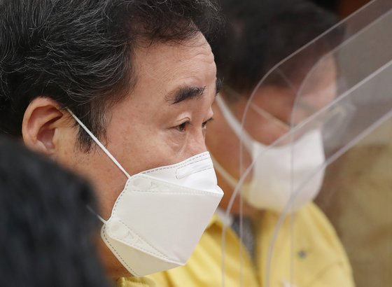 이낙연 민주당 대표(왼쪽)가 27일 국회에서 열린 최고위원회의에서 "정부와 협의해 최적의 손실보상방안을 마련하겠다"고 말했다. 오른쪽은 김태년 원내대표. 오종택 기자