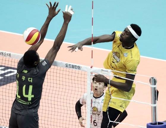 27일 의정부체육관에서 열린 현대캐피탈과 경기에서 공격하는 KB손해보험 케이타. 김민규 기자