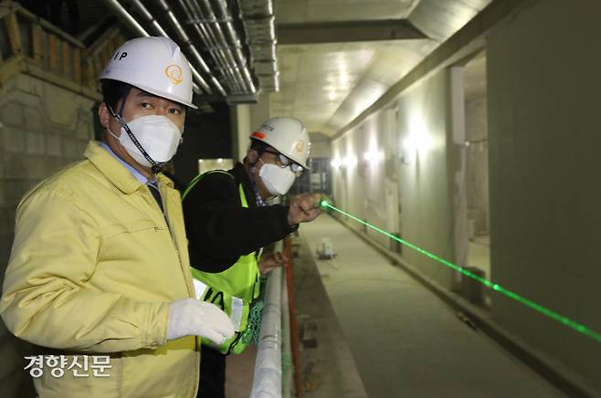 박준희 구청장이 지난 21일 신림선 경전철 공사현장을 방문해 진행상황을 점검했다. 관악구 제공