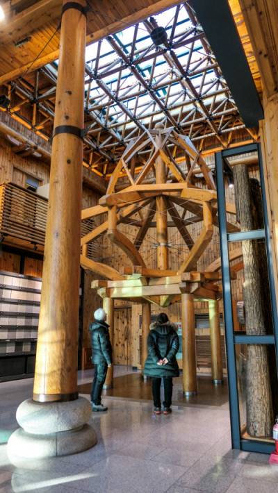 홍릉 숲 산림과학관. 집성재를 이용해 전통의 뜰집 형태를 구현했다.