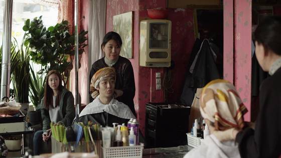 Min-kyu and Han-na finally come across Joo-hee's birthmother. [CINEMADAL]