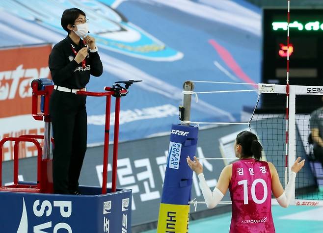 26일 흥국생명과 GS칼텍스의 여자 배구 경기. 김연경이 심판에게 항의하고 있다.