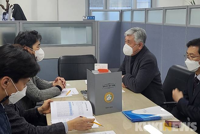 최승준 정선군수가 27일 정부 세종청사 행정안전부 및 국토교통부를 방문해 지역의 주요 현안사업을 설명하고 각 사업별 타당성과 당위성을 피력하고 있다.