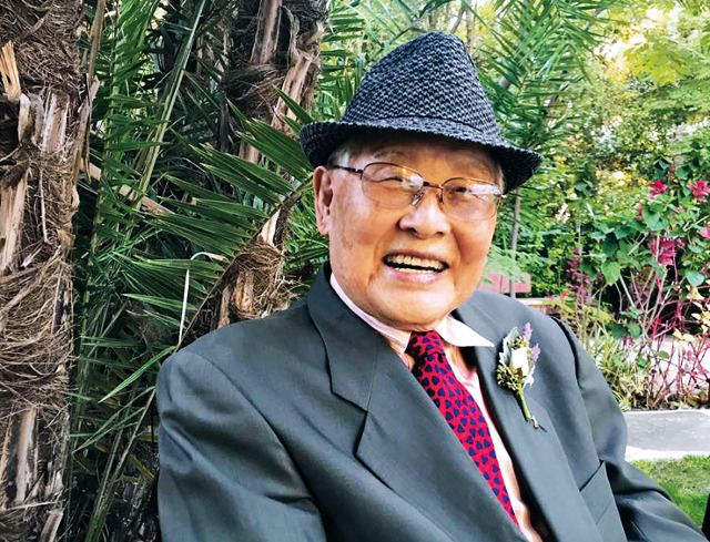 최찬영 선교사가 지난해 11월 미국 LA 인근 시민공원에서 열린 손자의 결혼식에서 환하게 웃고 있다. 결혼식은 코로나19로 야외에서 열렸고 사진은 최 선교사의 제자인 윌리엄캐리국제대학원 임윤택 교수가 촬영했다. 임윤택 교수 제공