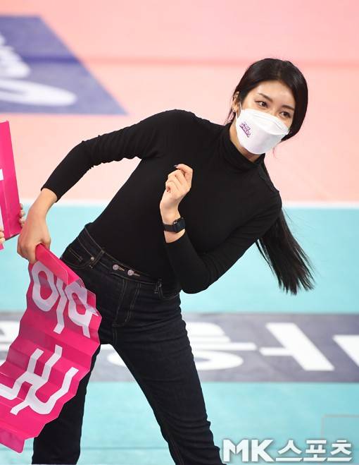 올블랙 패션으로 연습에 한창인 김연정.