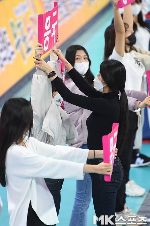 팀원들 자세 수정도 꼼꼼하게.