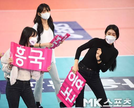 팀원들에게 웨이브의 진수를 보여주는 김연정.