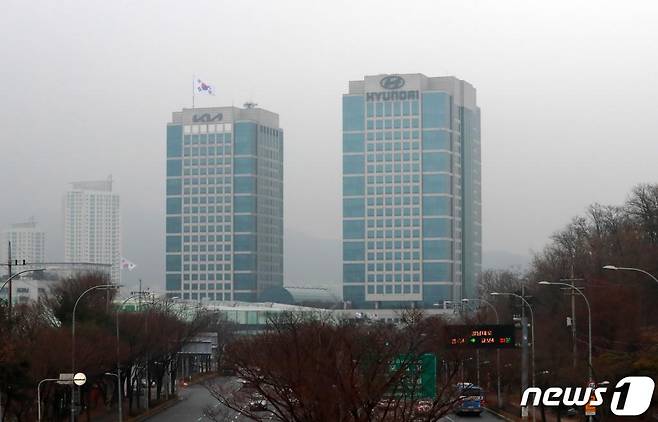 (서울=뉴스1) 구윤성 기자 = 현대자동차가 지난해 2020년 실적을 집계한 결과 판매 374만4737대, 매출 103조9976억원, 영업이익 2조7813억원, 당기순이익 2조1178억원을 기록했다고 26일 공시했다. 매출 및 영업이익은 전년 동기 대비 각각 1.7%와 22.9% 감소했다. 2019년 사상 첫 연간 매출 100조원 돌파에 이어 2년 연속 매출 '100조원 클럽'에 들었다. 사진은 이날 서울 서초구 양재동 현대차 본사. 2021.1.26/뉴스1