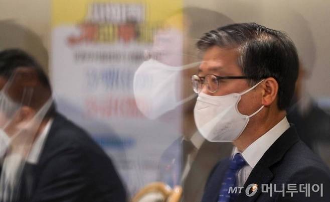 [서울=뉴시스]조수정 기자 = 변창흠 국토교통부 장관이 15일 서울 종로구 정부서울청사에서 열린 '제13차 부동산시장 점검 관계장관회의'에 참석하고 있다. 2021.01.15. (공동취재사진) photo@newsis.com