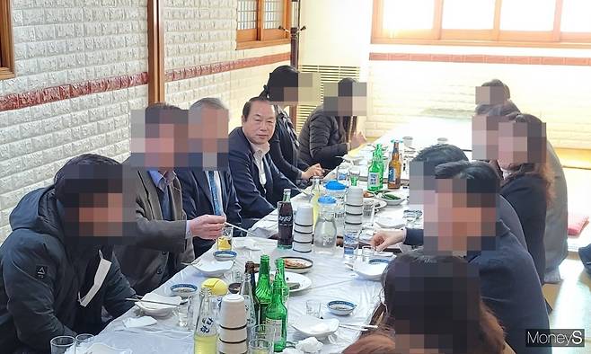 경남 의령농협(조합장 김용구) 일부 직원들이 코로나19 확산속에 방역을 위한 ‘5인 이상 집합금지’ 행정명령을 위반하는 식사모임을 가져 논란이다./사진=머니S 임승제 기자.