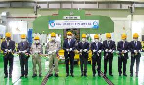 조점근(왼쪽에서 다섯번째) 동원시스템즈 대표이사와 조항진(왼쪽에서 네번째) 동원시스템즈 노조위원장 등 임직원이 4일 동원시스템즈 아산사업장에서 열린 알루미늄 양극박 생산 라인 증설 준공식에서 테이프 커팅을 하고 있다. [동원시스템즈 제공]