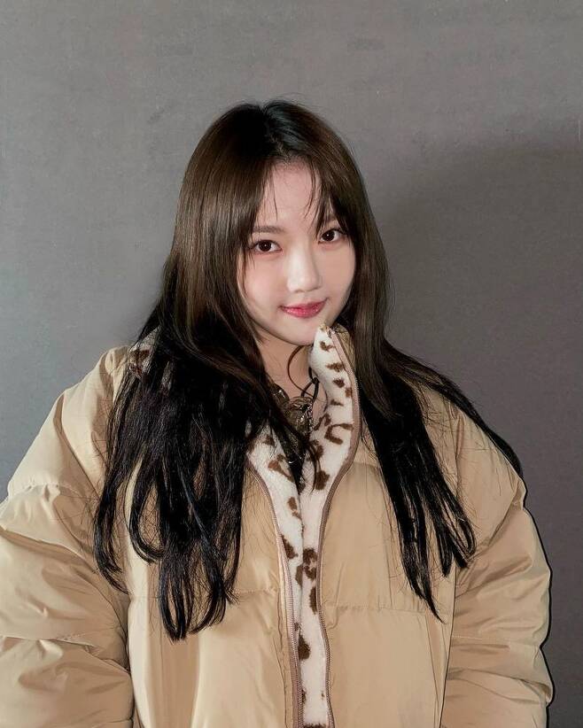 Group GFriend member Yerin showed off her fresh beauty.Yerin posted a photo on her Instagram page on January 27.In the photo, Yerin boasted a unique visual with a cute face.Yerin smiled at the camera while showing a chic look and emanating the charm of the reversal.Meanwhile, Yerins group GFriend released its third album, Walpurgis Night, last November.
