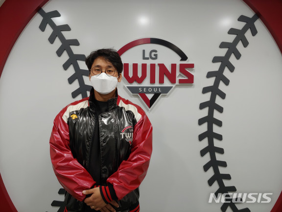 [서울=뉴시스] LG 트윈스가 스트브 홍 스트렝스 코치를 영입했다. (사진=LG 제공)