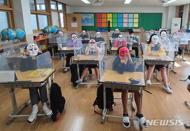 [청주=뉴시스] 인진연 기자 = 충북 국제교육원의 다문화교육지원센터에서 진행하는 아하 문화체험 모습. (사진=충북교육청 제공) 2020.10.23photo@newsis.com