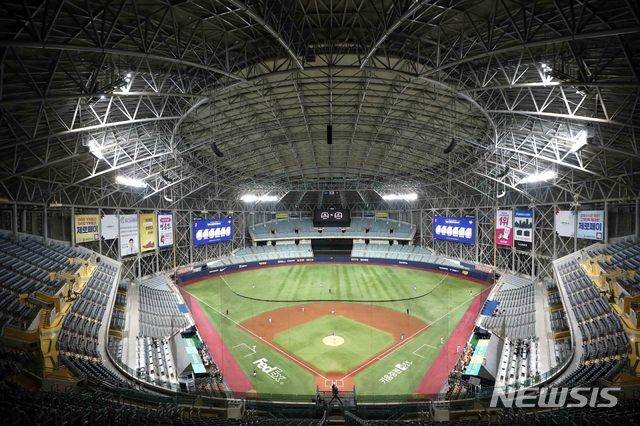 [서울=뉴시스]김선웅 기자 = 14일 오후 서울 구로구 고척스카이돔에서 2020 프로야구 삼성 라이온즈와 키움 히어로즈의 경기가 코로나19 여파로 무관중으로 진행되고 있다. 2020.05.14.  mangusta@newsis.com