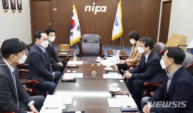 [진천=뉴시스] 강신욱 기자 = 임호선(오른쪽 가운데) 의원이 27일 정보통신산업진흥원을 방문해 김창용 원장을 만나 충북혁신도시에 추진하는 미래형 인재 양성을 위한 K스마트교육 시범도시 사업 발전 방안을 논의하고 있다. (사진=임호선 의원실 제공) 2021.01.27. photo@newsis.com