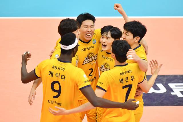 [서울=뉴시스]KB손해보험 선수단.(사진=한국배구연맹 제공)