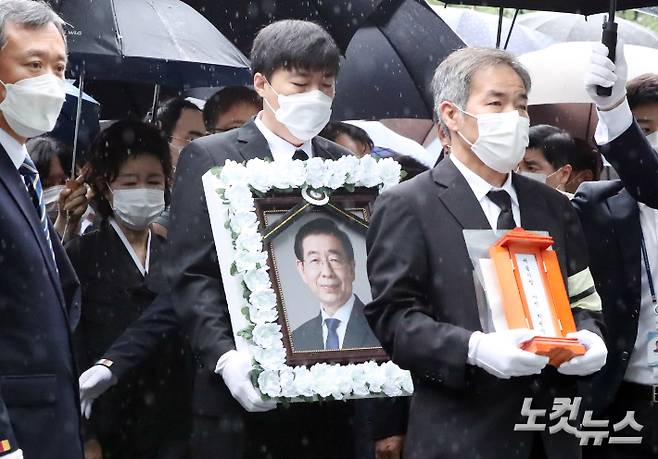 고 박원순 서울특별시장의 영현이 지난해 7월 13일 영결식을 하기 위해 서울시청사로 들어서고 있다. 이를 부인 강난희 여사 등 참석자들이 뒤따르고 있다. 이한형 기자