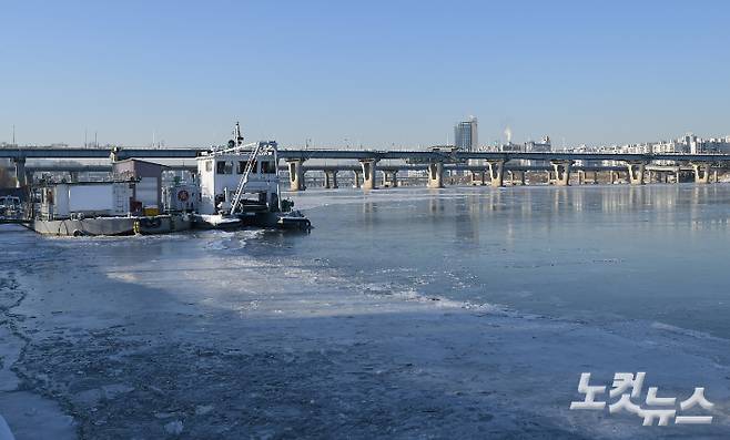 지난 8일 오전 서울 광나루 한강공원 주변 강물이 얼어 있다. 이한형 기자