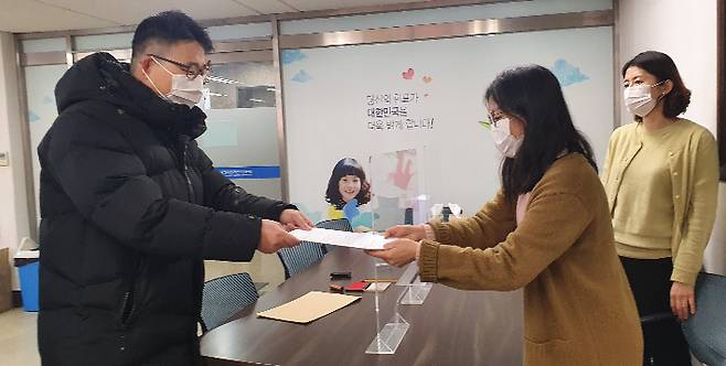 김종천 과천시장 주민소환 추진위원회 김동진 위원장이 지난 20일 오전 과천시선거관리위원회에 주민소환투표청구인대표자 증명서 교부신청서를 제출하고 있는 모습이다. 김동진 위원장 제공