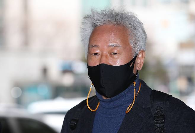 김형아 교수와 친분이 있는 것으로 알려진 류석춘 전 연세대 교수. 사진은 류석춘 전 교수가 일본군 위안부를 '매춘의 일종'이라는 언급을 해 명예훼손 혐의로 재판에 넘겨져 지난 15일 오전 서울서부지법에서 열린 첫 공판에 출석하는 모습. 연합뉴스