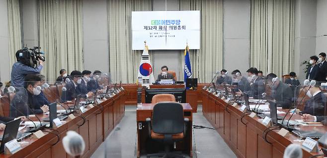 더불어민주당 이낙연 대표가 27일 오전 서울 여의도 국회에서 열린 화상 정책의원총회에서 발언하고 있다. 연합뉴스