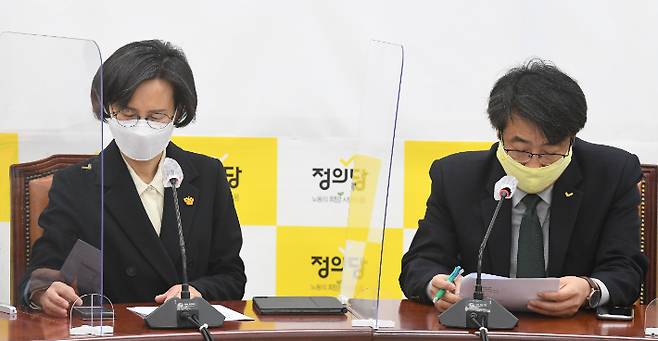 27일 오전 국회에서 열리는 정의당 제1차비상대책회의에 앞서 강은미 김윤기 공동대표가 회의자료를 보고 있다. 윤창원 기자