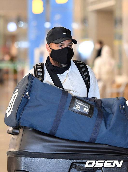 [OSEN=인천공항, 이대선 기자]한화 이글스 조니 워싱턴 타격코치가 입국장을 나가고 있다.  /sunday@osen.co.kr