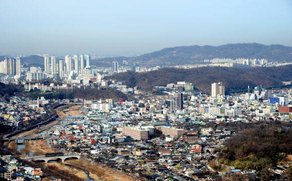 25일 전북 전주시 완산구 치명자산에서 내려본 전주 시내 전경. 뉴시스