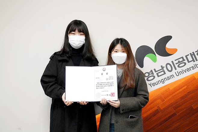 사진1_보건복지부 장관상을 수상한 대학생 금연 서포터즈 채널DBS팀의 김채연 학생과 한서윤 학생.jpg
