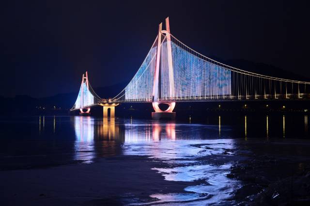 탑정호 출렁다리의 야경. 2만개의 LED조명이 연출하는 그림이 장관이다.