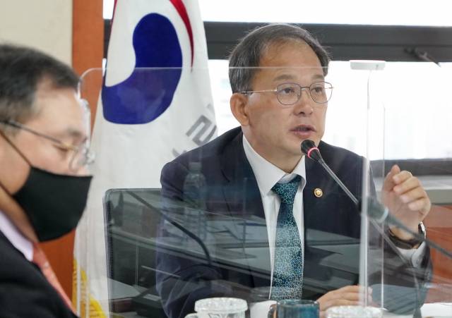 박종호(사진 오른쪽) 산림청장이 영상회의로 진행된 '2021년 전국 산림관계관 회의'를 주재하고 있다. 사진제공=산림청