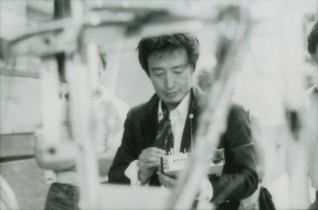 작품 '로봇 K-456'을 시연 중인 1982년의 백남준. /사진제공=백남준아트센터 ⓒ 폴 게린