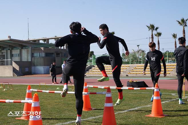 김학범 감독이 이끄는 한국 올림픽대표팀 선수들이 27일 제주 서귀포 공천포축구센터에서 훈련을 하고 있다.  서귀포 | 윤은용 기자 plaimstone@kyunghyang.com
