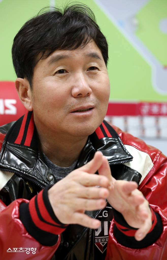 LG 류지현 감독이 20일 서울 잠실야구장에서 기자와 인터뷰를 하고 있다.                                                        박민규 선임기자