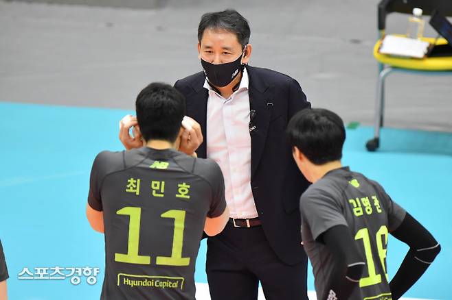 프로배구 남자부 현대캐피탈의 최태웅 감독이 27일 경기도 의정부실내체육관에서 열린 V리그 KB손해보험과의 원정경기에서 선수들에게 지시를 하고 있다. KOVO 제공