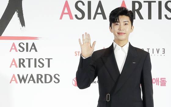 가수 임영웅이 28일 마이뮤직테이스트에서 중계된 2020 Asia Artist Awards(2020 아시아 아티스트 어워즈, 2020 AAA) 레드카펫 행사에서 포즈를 취하고 있다.스타뉴스가 주최하고 AAA 조직위원회가 주관하는 AAA는 어디에서도 보지 못했던 새로운 무대를 선보이며 전 세계 팬들의 눈과 귀를 사로잡아 명실상부 NO.1 글로벌 시상식으로 거듭났다. / 사진=김창현 기자 chmt@