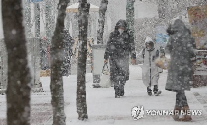 눈 내리는 거리 [연합뉴스 자료사진]