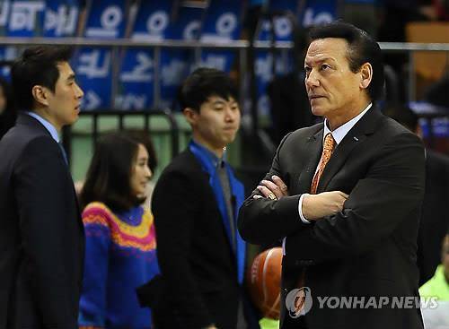 2012년 서울 삼성썬더스 감독 시절 김동광 KBL 경기본부장. [연합뉴스 자료사진]