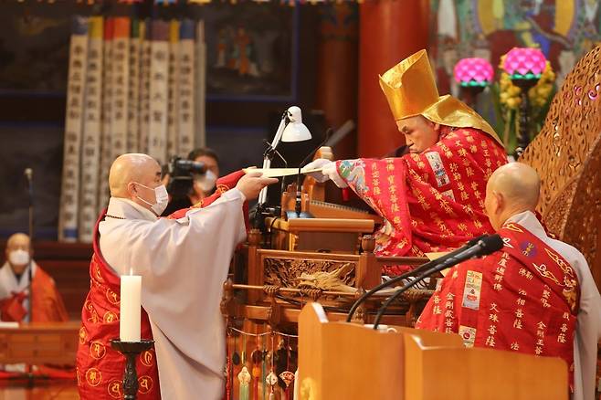 사령장 받는 종의회 의장 무원 스님(왼쪽) [천태종 제공. 재판매 및 DB 금지]